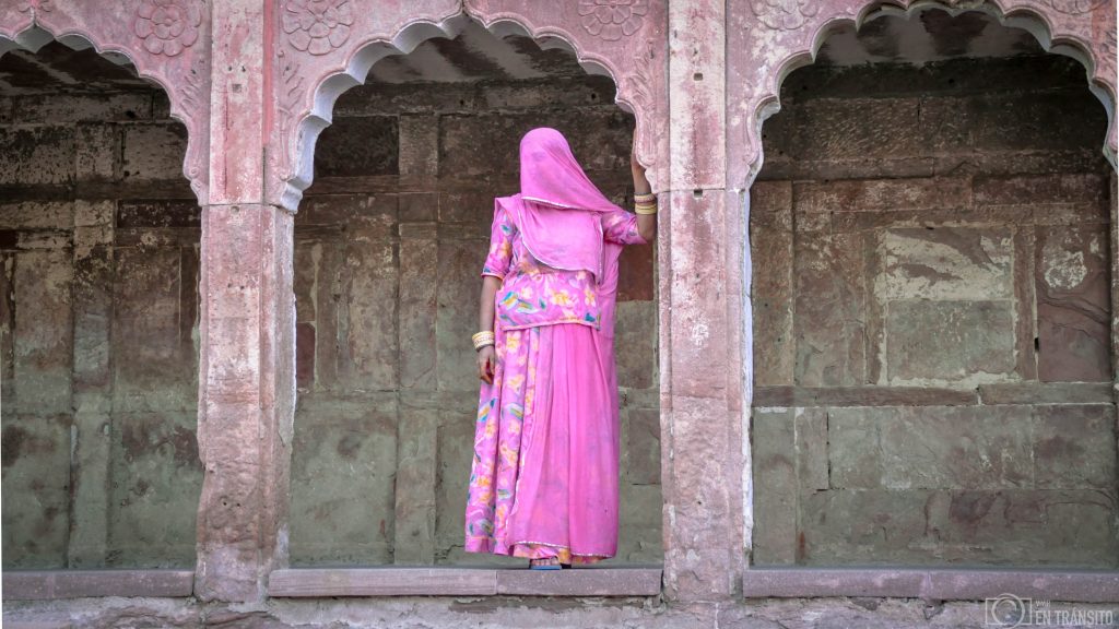 mujer_rosa_india